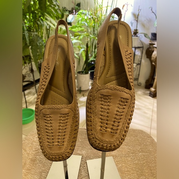 CARRIAGE COURT LOAFERS NWOT - Picture 2 of 6